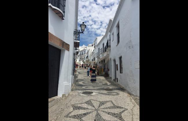 «Frigiliana, eine kleine Stadt 10 Kilometer von Nerja entfernt, mit ebenfalls schönen weissen Gässchen»