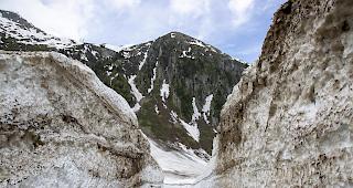 Gewaltig. Nach dem schneereichen Winter mussten sich die Schneefr&auml;sen durch gewaltige Schneew&auml;chten k&auml;mpfen.