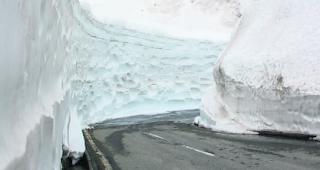 Eindr&uuml;cklich. Mancherorten mussten sich die Schneefr&auml;sen ihren Weg durch gewaltige Schneewechten bahnen. 