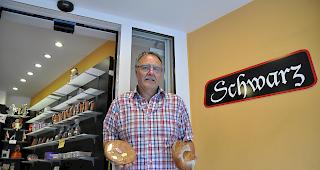 Der &laquo;Chevalier du Bon Pain&raquo; zeigt noch einmal zwei seiner ausgezeichneten Produkte: die Walliser Baumnusstorte (l.) und das bekannte Visperbrot.