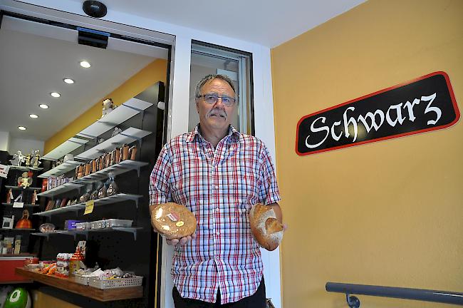 Der «Chevalier du Bon Pain» zeigt noch einmal zwei seiner ausgezeichneten Produkte: die Walliser Baumnusstorte (l.) und das bekannte Visperbrot.