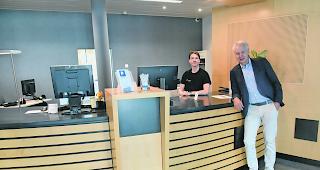 Zufrieden. Gemeindeangestellter Till Kuonen (links) und der Leuker Gemeindepr&auml;sident Martin L&ouml;tscher im Empfangsbereich: &laquo;Ich bin sehr zufrieden&raquo;, sagt der Pr&auml;sident. 