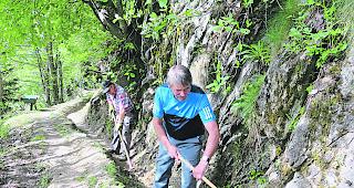 &laquo;Gmeiw&auml;rch&raquo;. F&uuml;r die Flurpflege werden noch heute Rechen und Schaufeln ben&ouml;tigt. 