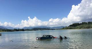 Gl&uuml;ck im Ungl&uuml;ck. Beim Abkoppeln des Anh&auml;ngers hatte am Samstag ein 50-j&auml;hriger Mann sein Fahrzeug ungen&uuml;gend gesichert. Die Folge: Das Auto rollte rund 100 Meter einen Abhang hinunter und kam schliesslich im Greyerzersee zum Stillstand.