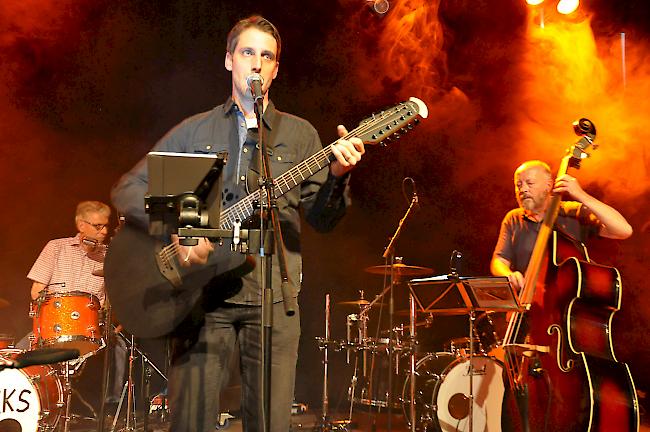 Dany Zurschmitten von «Dany & the Dynamics» heizt den Zuhörern zusammen mit seinen Bandkollegen Thomas Bellwald (Kontrabass) und Michel Frabetti (Drums) gehörig ein.