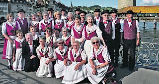 Unterwegs. Der Chor vor der Luzerner Kapellbr&uuml;cke. 