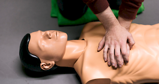 Herzmassage an einer Puppe