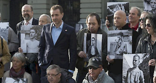 Fordern Wiedergutmachung. Ehemalige Verdingkinder und Opfer von f&uuml;rsorgerischen Massnahmen posieren vor dem Bundeshaus. (Archivbild)