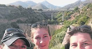 &laquo;Klassenausflug&raquo;. Angelique Pfammatter (Mitte) mit zwei anderen Sprachsch&uuml;lerinnen vor der Br&uuml;cke Puente del Aguila in Nerja. 