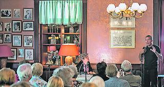 Eintauchen. Schnappschuss der letztj&auml;hrigen Ausgabe des Literaturfestivals Leukerbad: Eintauchen in Literatur ist heuer vom 29. Juni bis 1. Juli angesagt.  