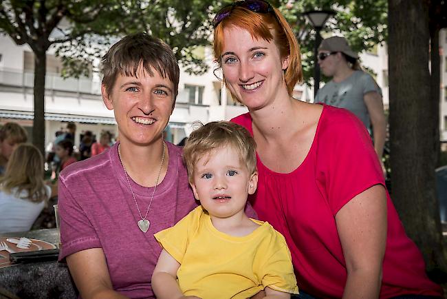 Debora (39), Maximilian (2) und Sandra Heiss (34), Glis.