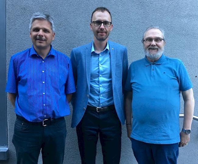 Der neue Präsident Willy Loretan umrahmt vom scheidenden Kassier Gerhard Bieler und alt Präsident Norbert Ritz (von links). Es fehlt die neue Kassierin Janique Gattlen.