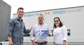 Fernando Roten aus Raron (Mitte) wurde unter 3500 Wettbewerbsteilnehmern als Sieger gezogen. Sonja Imoberdorf, Marketing-Verantwortliche der Mengis Druck und Verlag AG, und Fabio Zerzuben, Marketing- und Verkaufsleiter der Zerzuben Touristik AG, &uuml;berreichten ihm gestern den Hauptpreis.