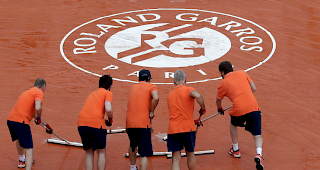 Unbespielbar. Die letzten beiden M&auml;nner-Viertelfinals an den French Open in Paris k&ouml;nnen wegen Regens erst am Donnerstag fortgesetzt werden.