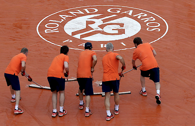 Unbespielbar. Die letzten beiden Männer-Viertelfinals an den French Open in Paris können wegen Regens erst am Donnerstag fortgesetzt werden.
