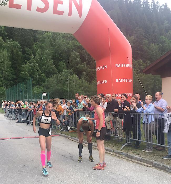 Erstes Podest am Aletsch Frauenlauf: Tabea Blatter (3.), Georgette Kämpfen (2.) und die Siegerin Marianne Volken (rechts).