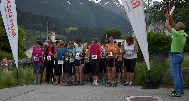 1. Aletsch Frauenlauf Fiesch: Start der Walkerinnen