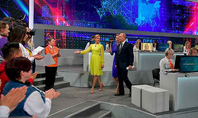 Bürgersprechstunde. Einmal im Jahr stellt sich Putin dem Publikum. Die Fernsehshow «Direkter Draht» wurde am Donnerstag zum 16. Mal ausgestrahlt.
