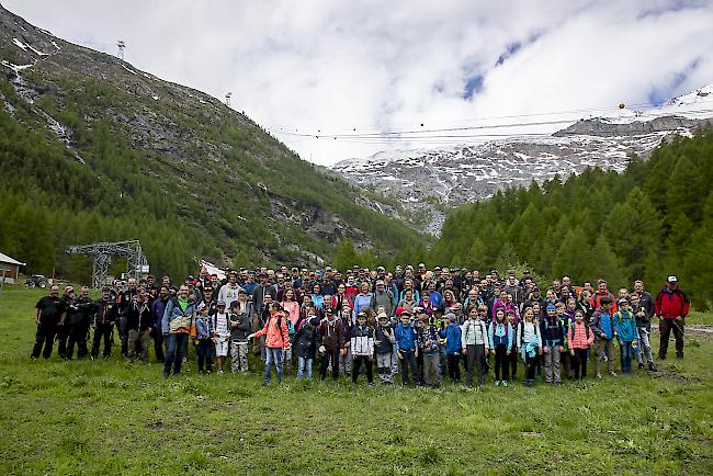 210 freiwillige Helfer sammelten am «Mountain Cleaning Day» in Saas-Fee über 5 Tonnen Abfall ein.