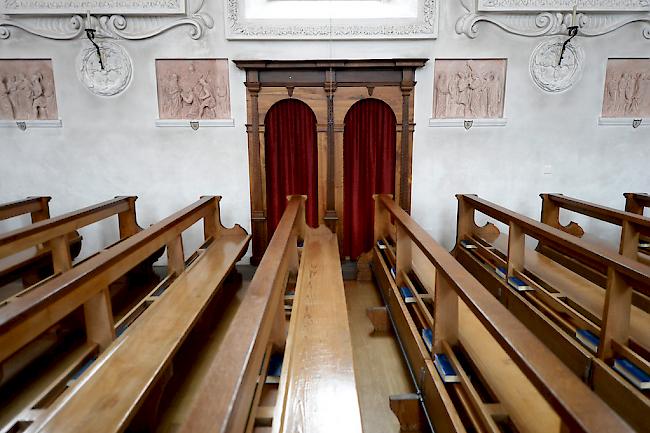 In einem Beichtstuhl in einer Kirche in Rom sind in zwei Säcken insgesamt 36 000 Euro gefunden worden. 