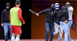 Mehrere Chaoten brachten das Super-League-Spiel zwischen Lausanne und Thun zum Abbruch. 