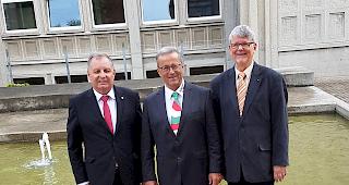 <b>In guter Gesellschaft.</b> Der neue SVBK-Pr&auml;sident Georges Schmid inmitten des Walliser Kantonalpr&auml;sidenten Adalbert Grand und Dr. Rudolf Gr&uuml;ninger, dem abtretenden Pr&auml;sidenten und neuen Ehrenmitglied.