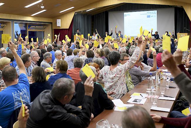 Teilnehmer der Gemeindeversammlung stimmen am Freitagabend betreffend der Olympiakandidatur für die Winterspiele Sion 2026 ab.
