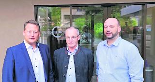 Zuversichtlich. Stiftungsratsmitglied Marc Wyssen und Stiftungsratspr&auml;sident Franz Schmid sowie Heimleiter Markus Lehner (von links) hoffen auf einen baldigen Baubeginn des Ersatzneubaus. 