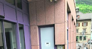 Gl&uuml;ck im Ungl&uuml;ck. Durch eine Kollision auf der Apollostrasse landete am vergangenen Samstag ein Personenwagen im &ouml;stlichen Eingangsbereich der Coop-Filiale in Brig-Glis. 