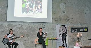 Bild, Klang, Wort. Bassistin Marion Sauder (links) und Autorin Cornelia Heynen-Igler unter einem Gem&auml;lde von Helga Zumstein im Schloss Leuk: Mit Bild, Klang und Wort Vorurteilen begegnen. 