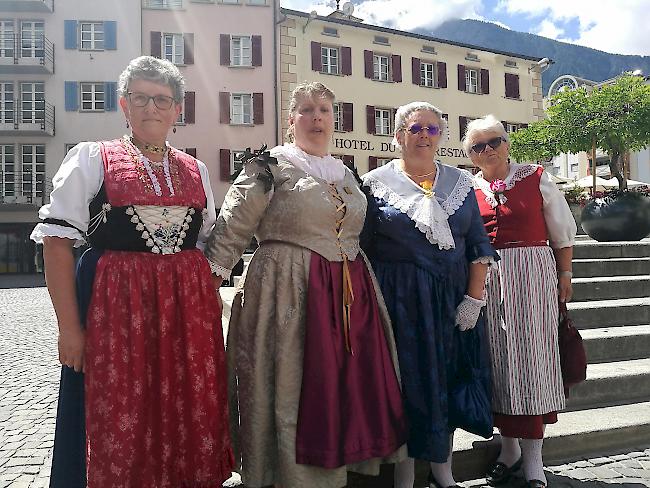 Weitere Trachtengänger aus dem Tessin, aus dem Appenzell Innerrhoden und aus Neuenburg