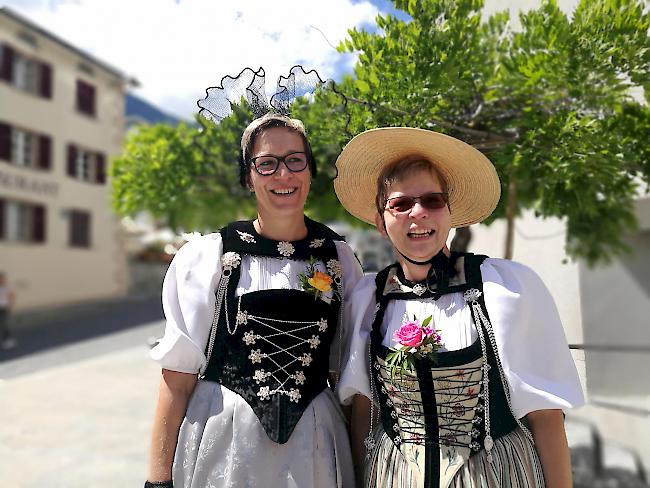 Die Berner Sonntagstracht und die Münger Tracht (rechts)