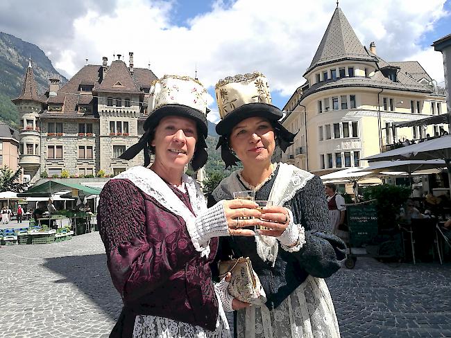 Diese zwei Damen tragen die Trachten von Brig