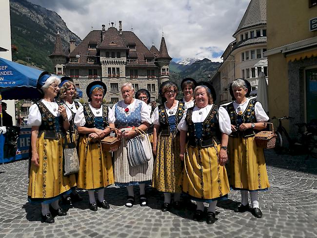 Gruppe in der Tracht aus dem Zürcher Weinland