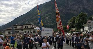 Er&ouml;ffnung. Die Gastgeberin MG Benken aus Steg er&ouml;ffnete den Festumzug.