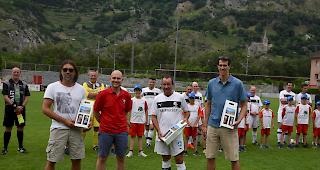 Ein Wiedersehen unter Freunden. Von links: Martin Schmidt, OK-Pr&auml;sident Fabian Troger, Georges Bregy und Olympiasieger Ramon Zenh&auml;usern, der den Ankick gab zum Plauschmatch.