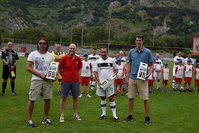 Ein Wiedersehen unter Freunden. Von links: Martin Schmidt, OK-Präsident Fabian Troger, Georges Bregy und Olympiasieger Ramon Zenhäusern, der den Ankick gab zum Plauschmatch.