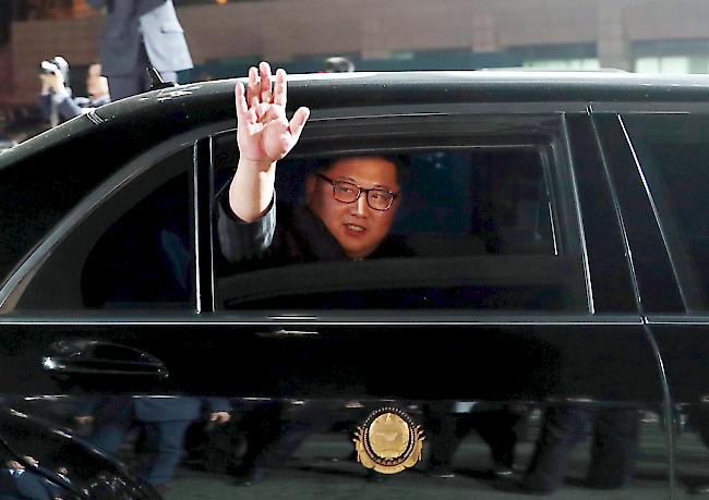 Kim Jong Un ist am Sonntag nach Singapur aufgebrochen. Dort soll es am Dienstag zum historischen Treffen mit US-Präsident Donald Trump kommen.