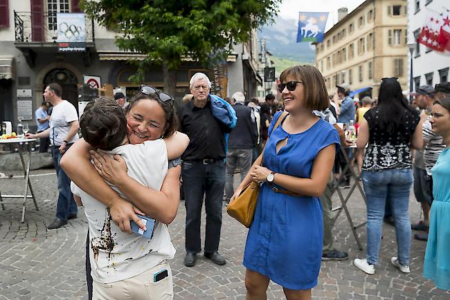 Die Olympia-Gegner jubeln in Sitten. Brigitte Wolf (links) und Laura Schmid freuen sich