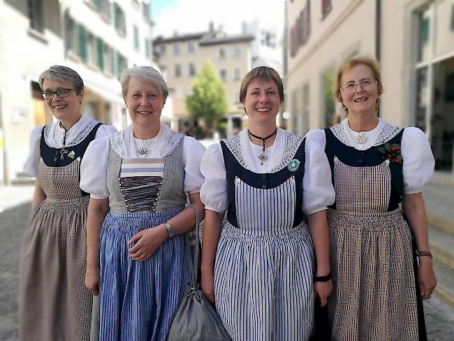 Die vier Damen tragen die Zuger Ausgangs- und Arbeitstracht.
