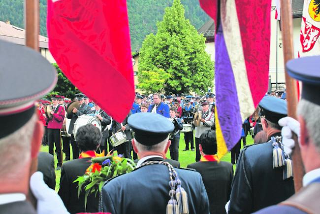 Generationenübergreifend. Musiker aller anwesenden Musikgesellschaften spielten auf dem Kirchplatz in Steg gemeinsam.