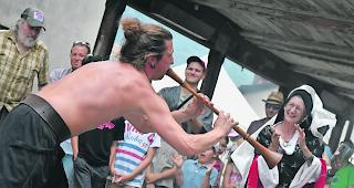 Mitreissend. Packende Kl&auml;nge in den Gassen von Naters: Ein Flirt mit Fl&ouml;te  &ndash;  sozusagen.