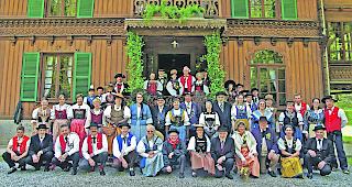 Bunte Einheit. 26 kantonale Trachtenpaare im Freilichtmuseum Ballenberg. 