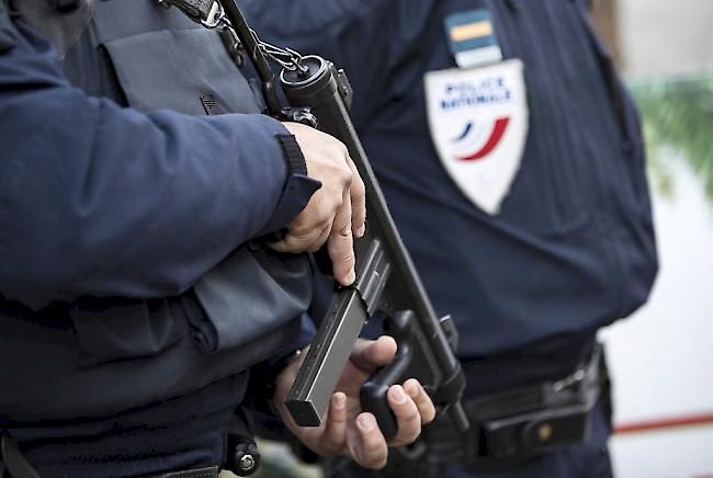 In der Stadt Paris ist es am Dienstag offenbar zu einer Geiselnahme gekommen. Spezialkräfte stehen im Einsatz.