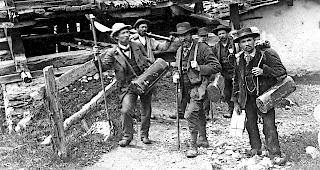 Aus dem Archiv. Fr&uuml;here Alpenbotaniker auf einer Exkursion in Vissoie. 