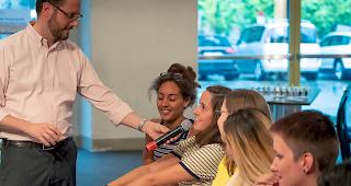 Experte und Sch&uuml;ler diskutieren