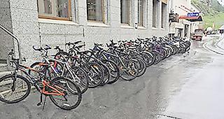 Die Veloabstellpl&auml;tze in Zermatt werden kontrolliert.