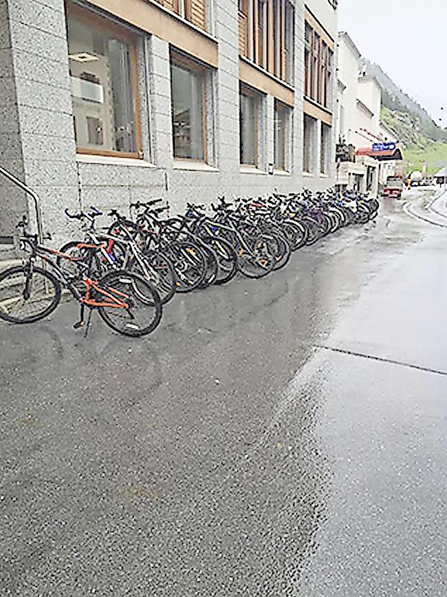 Die Veloabstellplätze in Zermatt werden kontrolliert.