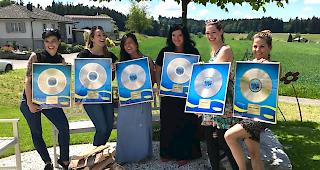 Deborah Seiler (ganz links) und &laquo;H&auml;rz&raquo; haben einen erfolgreichen Start hingelegt.