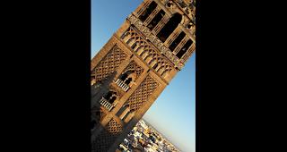 Annemieke Bumann-Hoogendam vor der Giralda, das ehemalige Minarett der Hauptmoschee von Sevilla